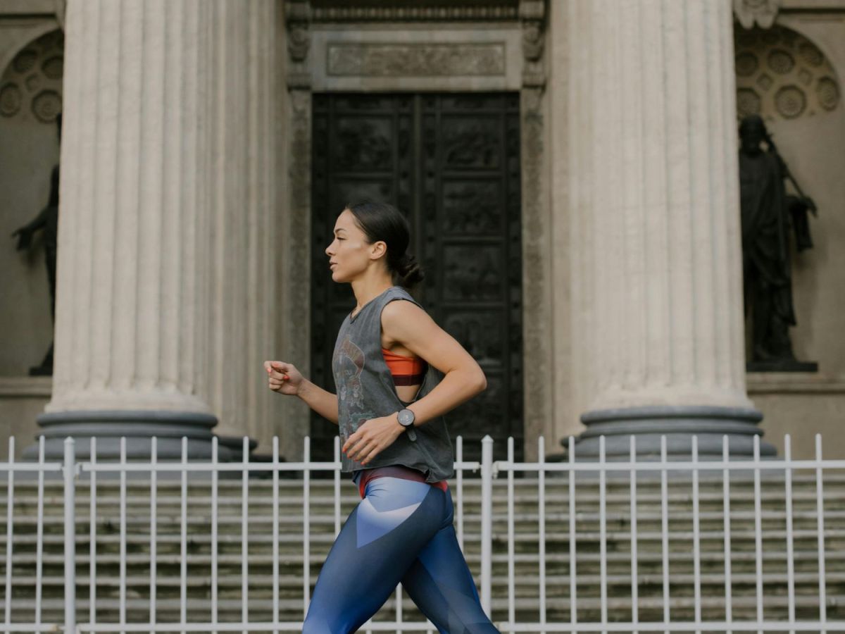Frau joggt in der Stadt
