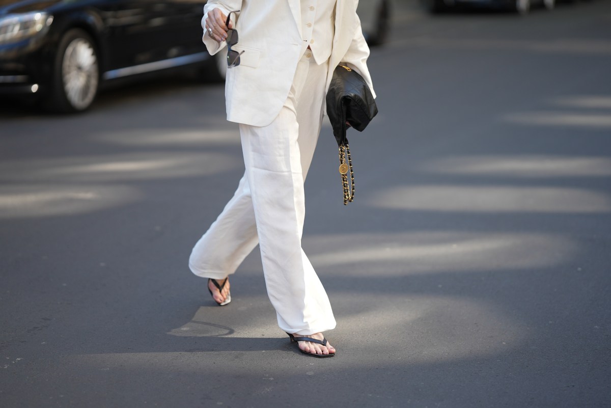 Frau trägt Leinenhose